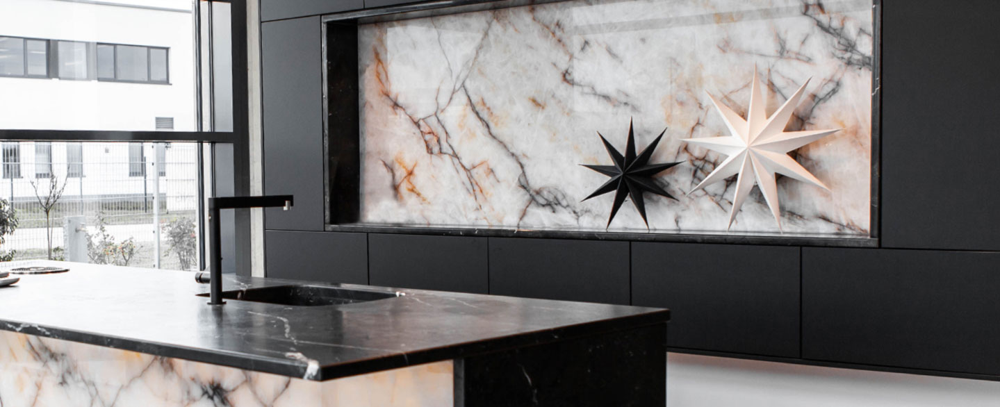 Küchenrückwand aus Glas, Naturstein und Keramik