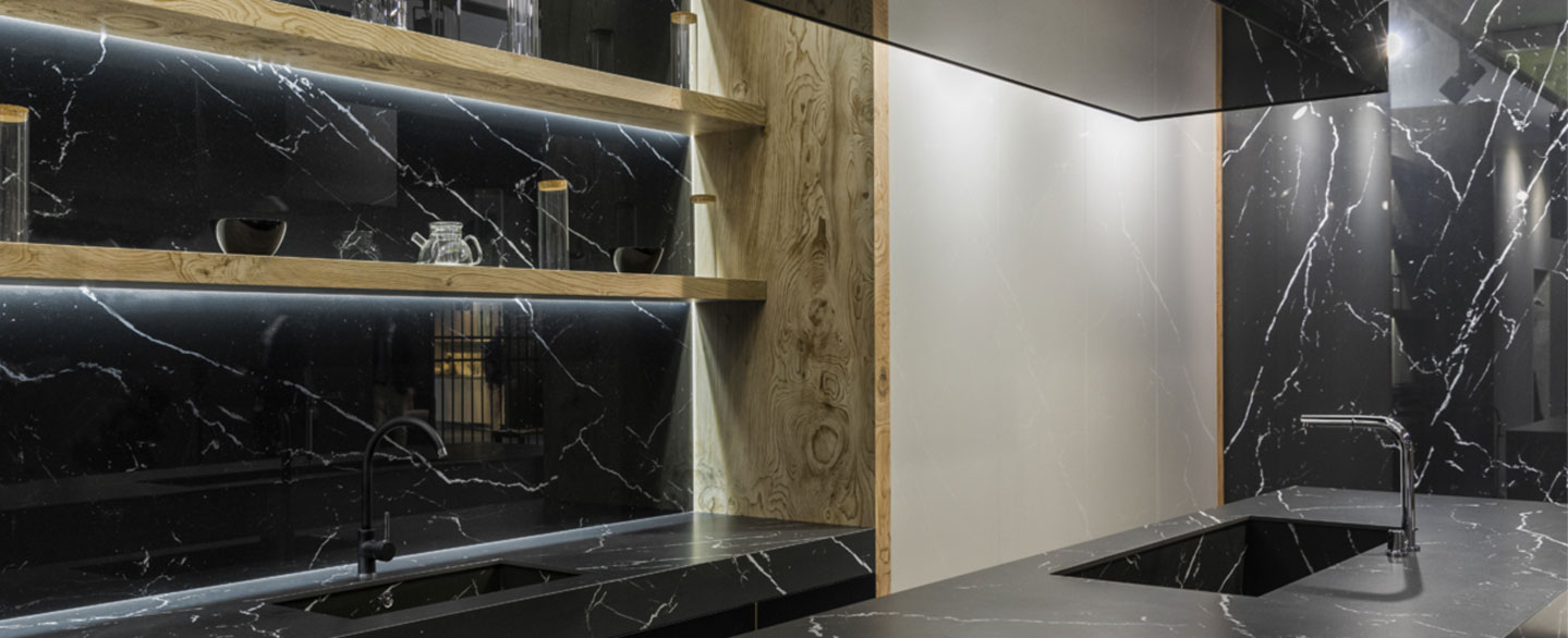 Küchenrückwand aus Glas, Naturstein und Keramik