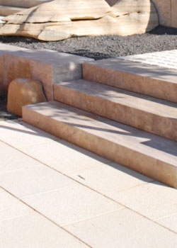 natursteintreppe aus travertin noce und natursteinterrassenplatten in hellbeige. daneben