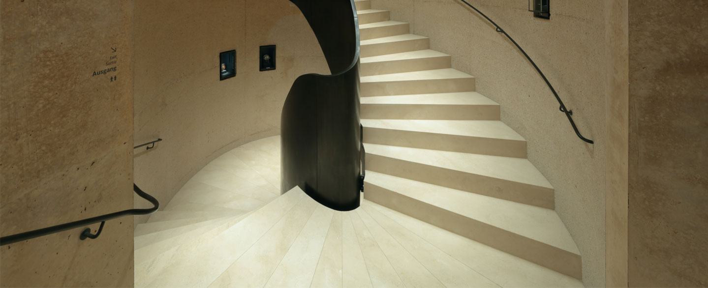 Natursteintreppe im Innenbereich des Augustinermuseums Freiburg mit schwarzem Stahlgestell