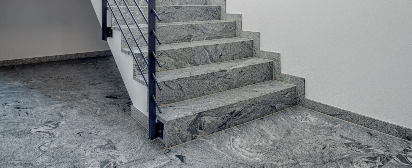 graue Treppenstufen aus Naturstein Viscount White in Wohnungseingang Treppenhaus