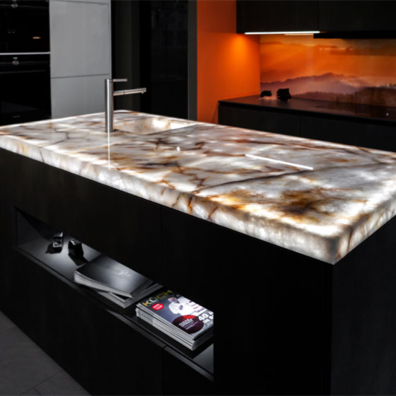 Leuchtende und Transluzente Küchenarbeitsplatte aus Naturstein "Lumix"