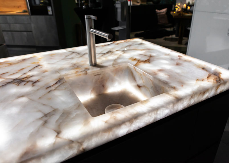 Hell leuchtende Naturstein Küchenarbeitsplatte mit integriertem Waschbecken