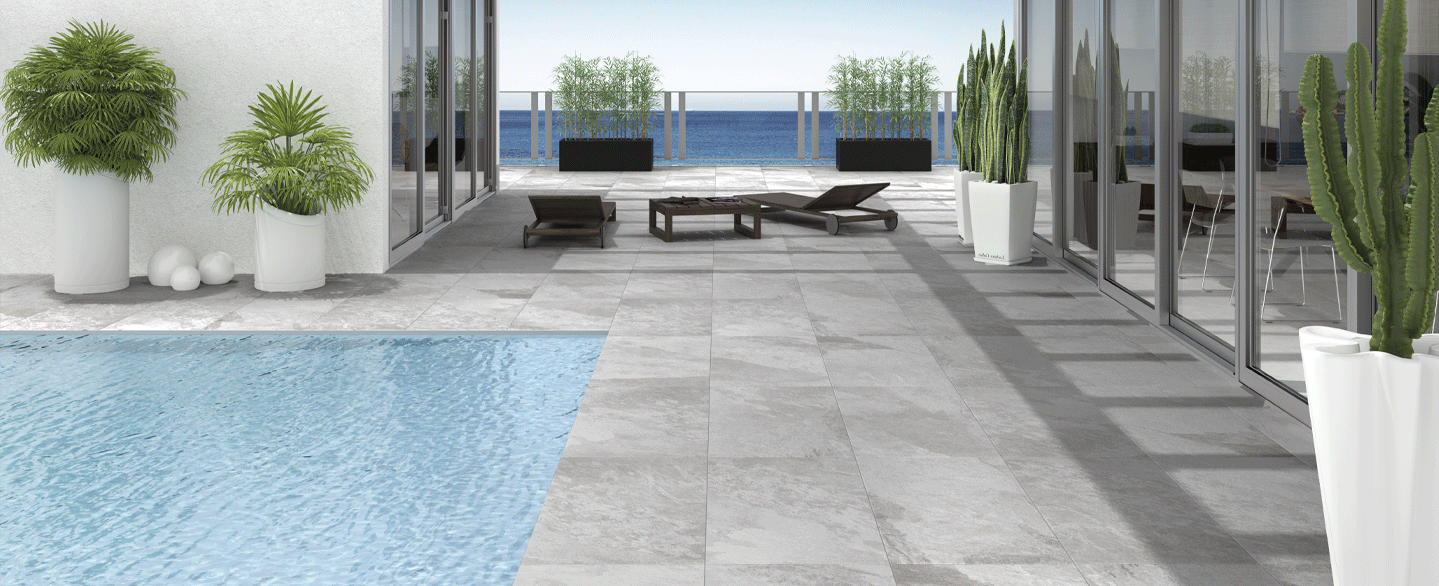 Große Terrasse mit Swimmingpool und Terrassenplatten aus Keramik "Schiefer grau"