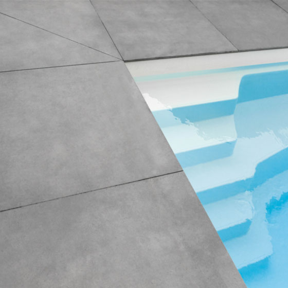 Swimmingpool mit grauen Poolrandplatten