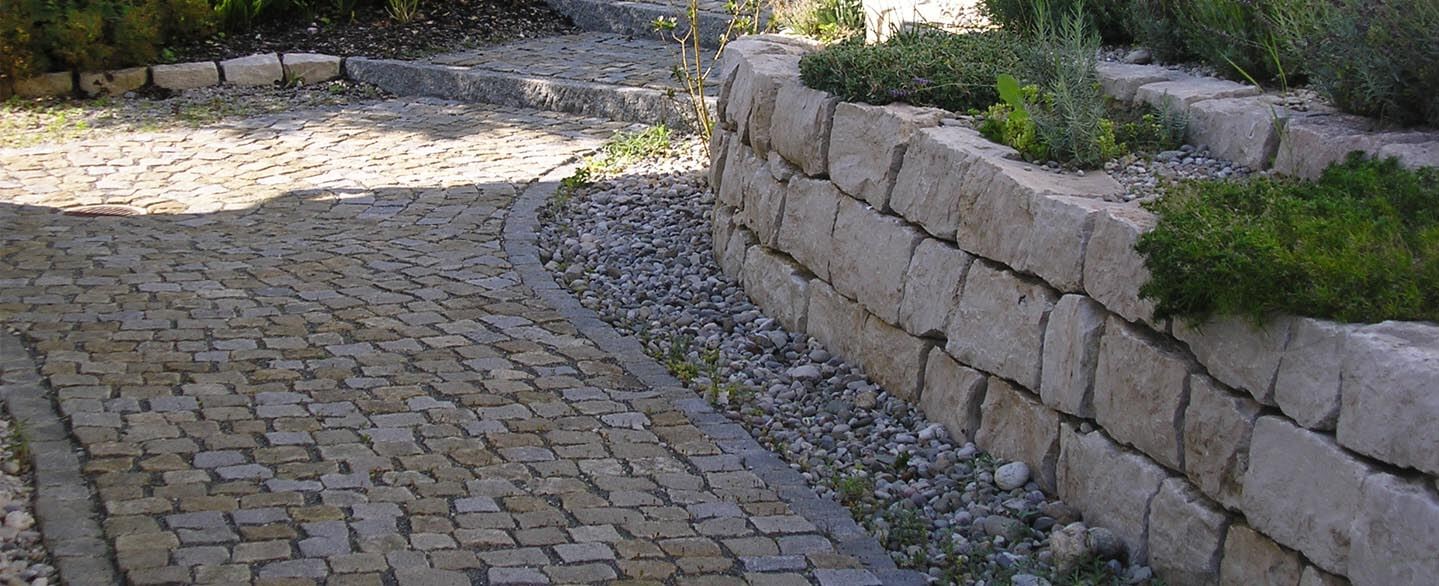 Mauersteine und Pflastersteine aus gelblichem Jura