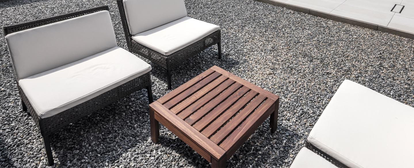 Terrasse mit kleinen Kieselsteinen