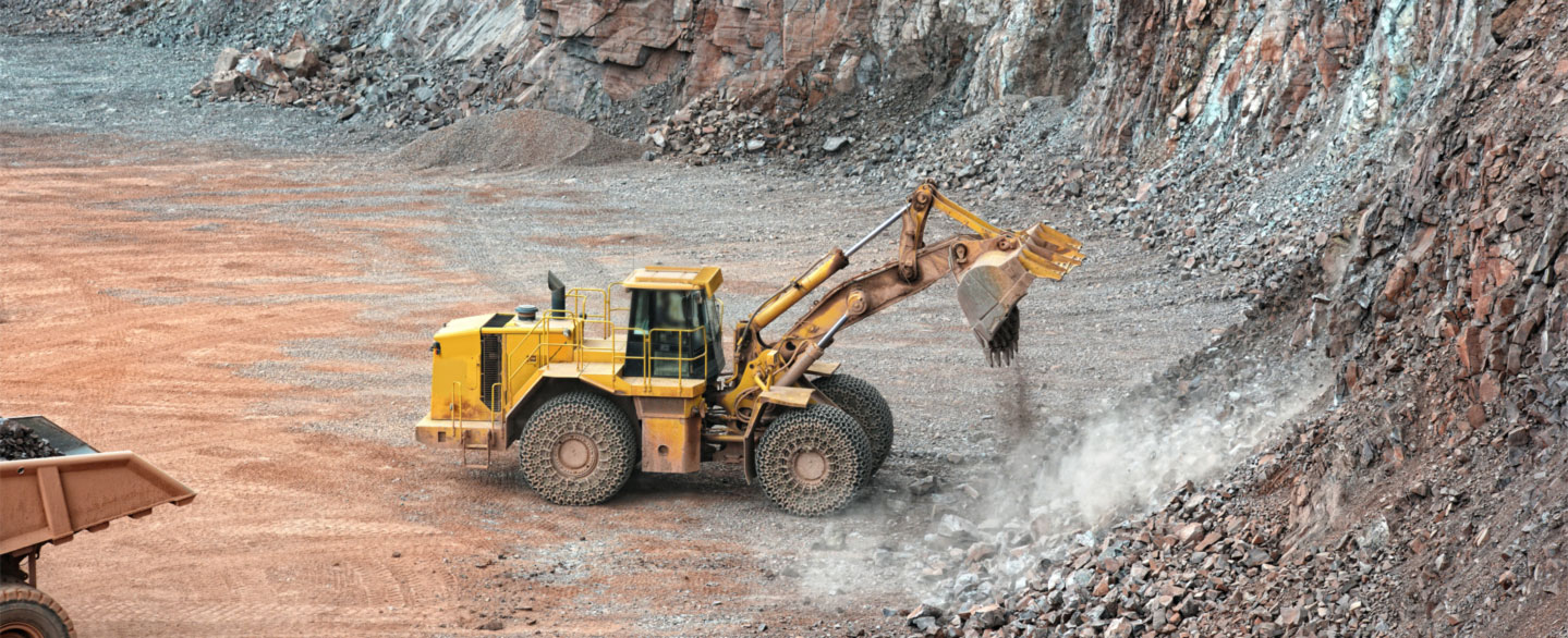 gelber Bagger in der Steinbruch