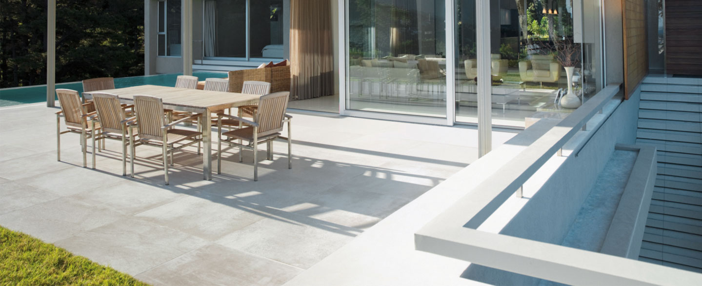 moderne Terrasse vor Fensterfront mit grauen Betonoptik Terrassenplatten