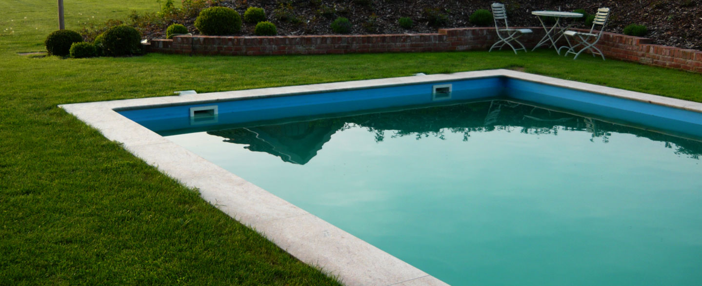 Pool mit Poolrandplatten auf einer großen schönen Terrasse