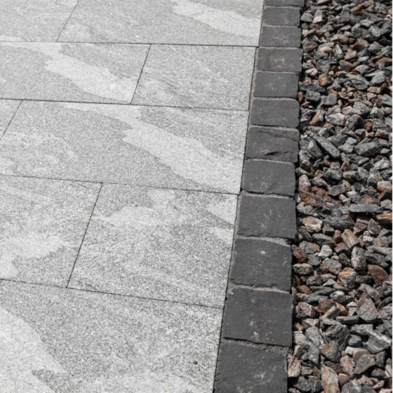graue Terrassenplatten und Gartenboden aus Naturstein Travertin Silver