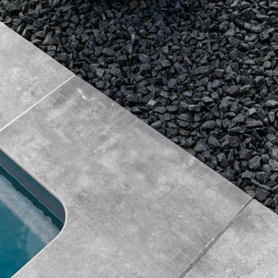 Poolplatten in anthrazit mit dunkelgrauen Kieselsteinen