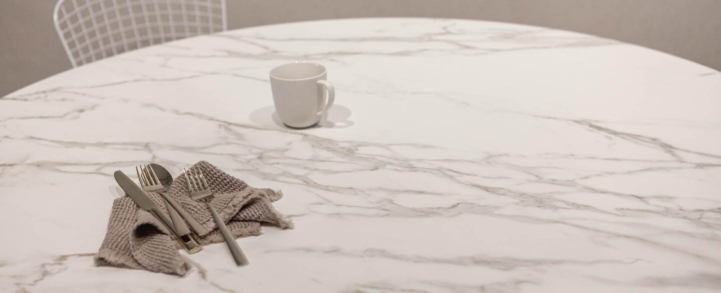 Keramik "Calacatta White" Tischplatte in Marmoroptik