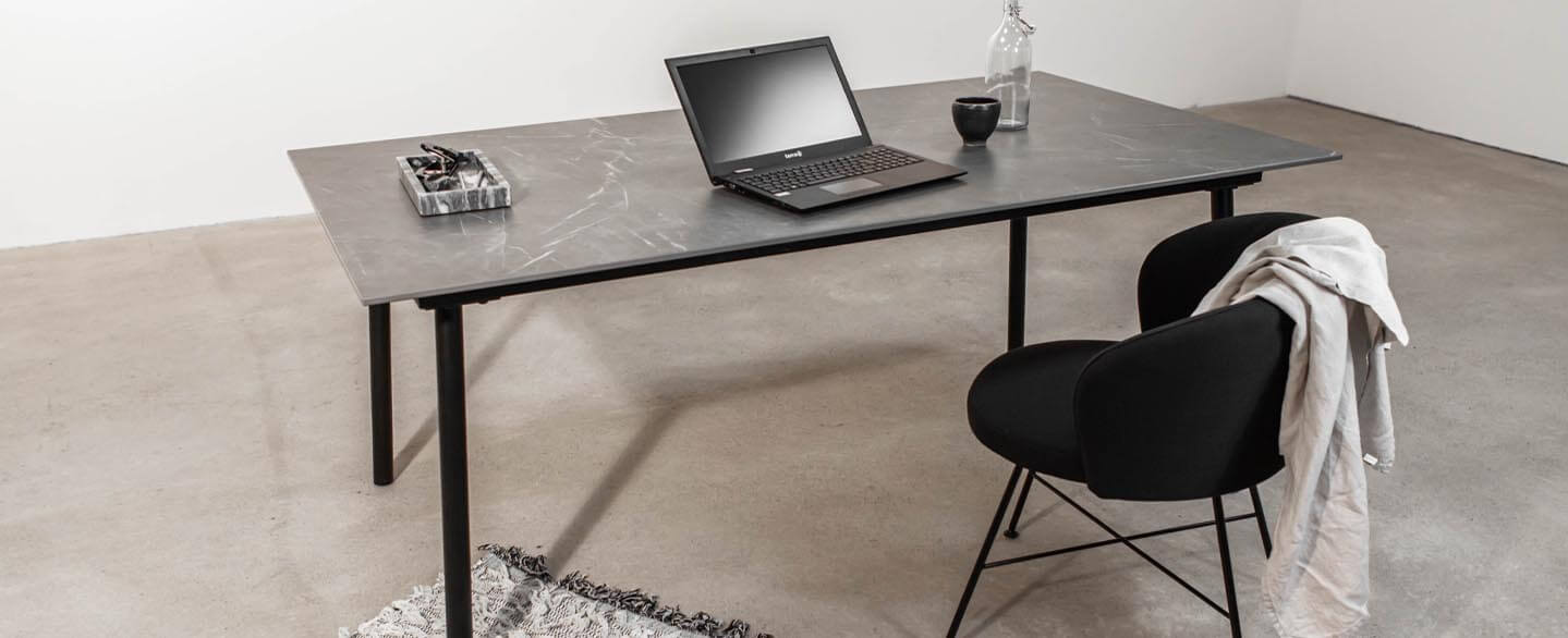 Keramik Tischplatte aus Marmo Grey mit Laptop darauf