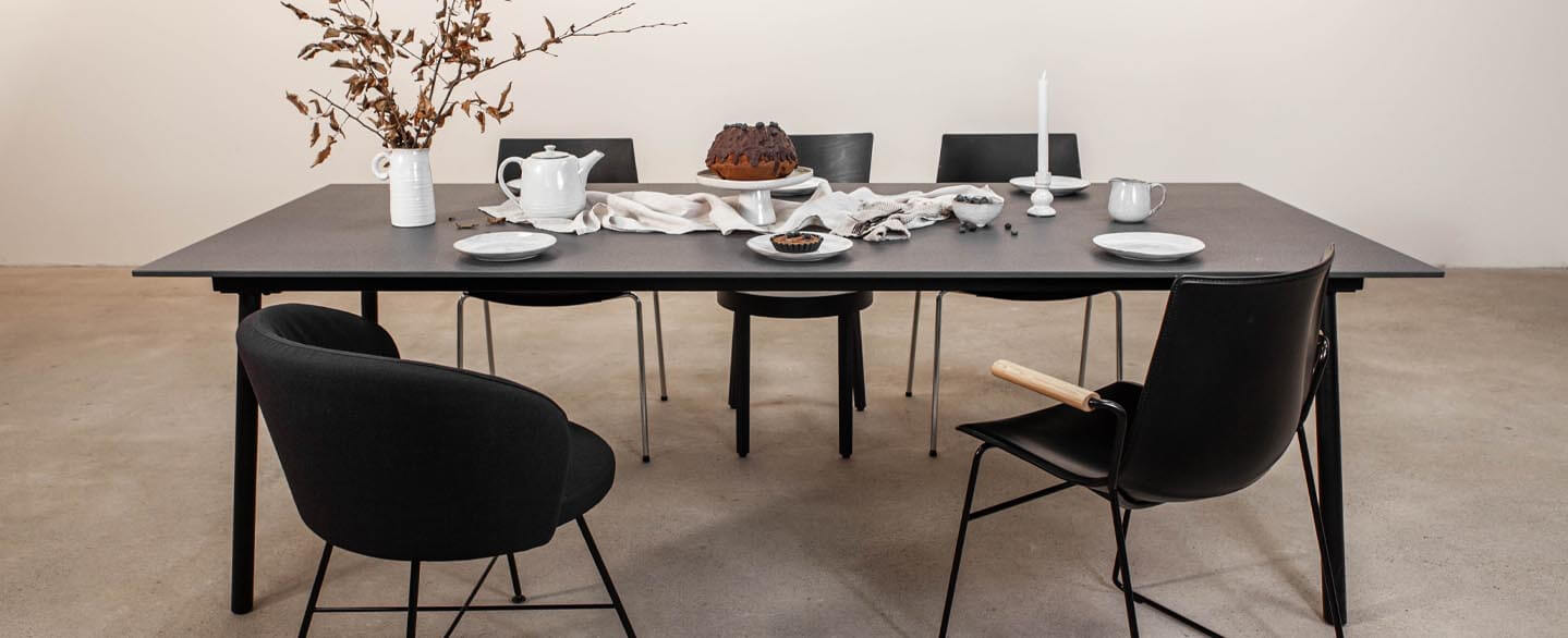Schwarzer Tisch mit Kuchen und Geschirr darauf in Keramik Nero Anthracite