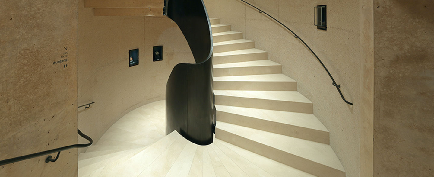 Kleinodientreppe aus hellem Naturstein im Augustiner Museum in Freiburg