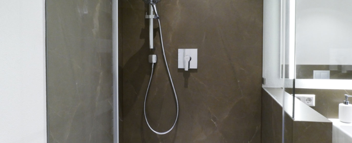 Foto im Badezimmer einer Duschrückwand aus dem Material Pulpis Brown