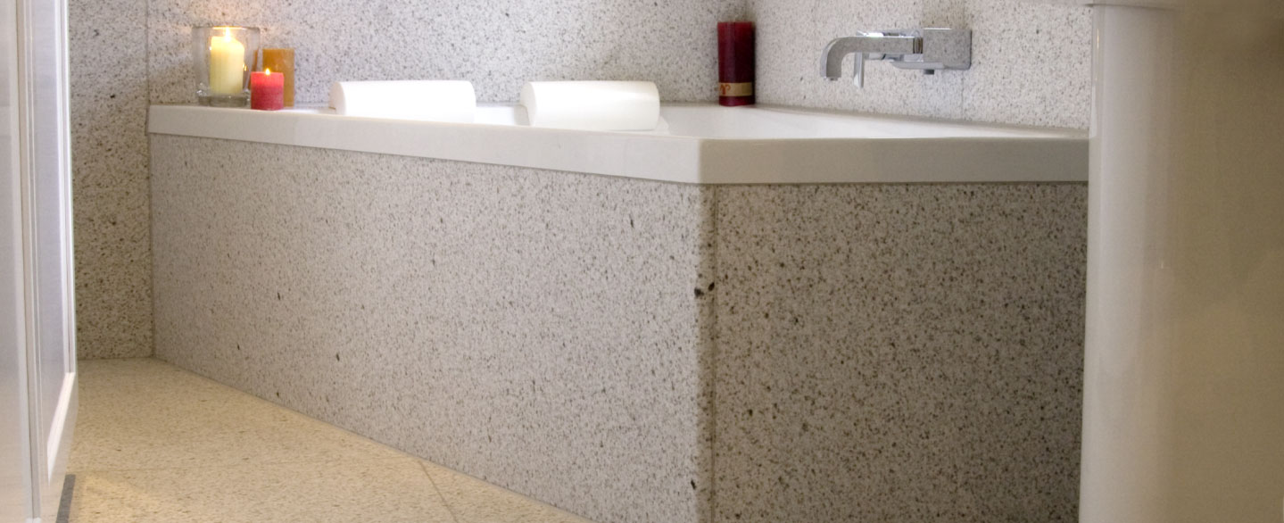 Hellbeige Badewannenverkleidung und Wandverkleidung im Badezimmer