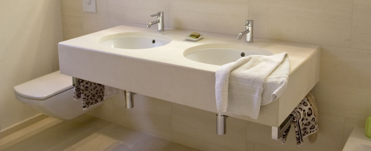 Beiger länglicher Waschtisch mit zwei integrierten Waschbecken im Badezimmer