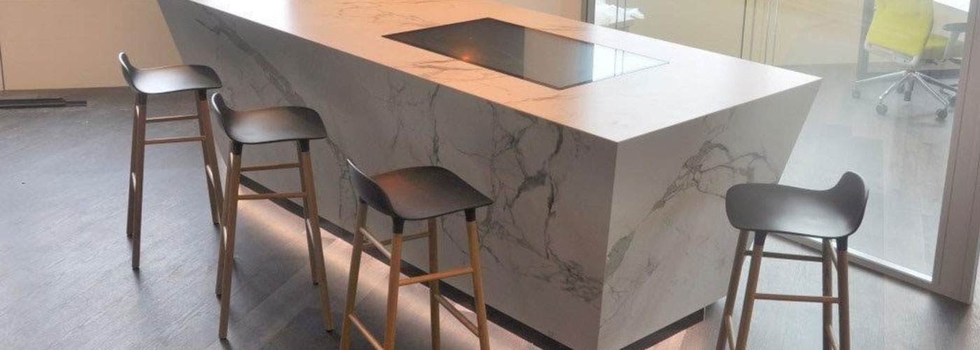Foto einer Kücheninsel die komplett aus Keramik Dekton Aura angefertigt ist