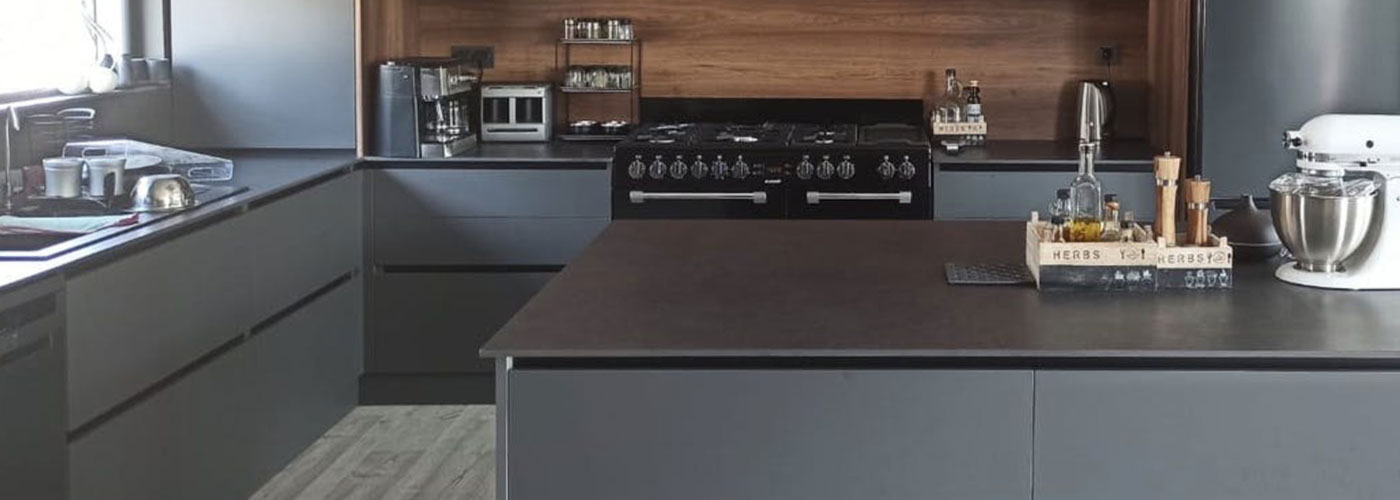 Foto einer dunklen Küche mit einer Küchenarbeitsplatte aus Keramik Dekton Eter