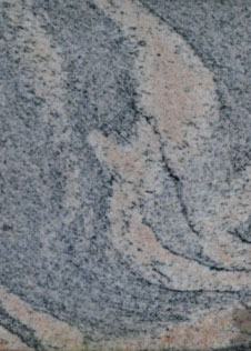 Detailansicht der gräulichen Naturstein Rohplatte Juparana India