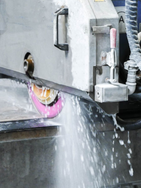 Foto einer eingeschaltete Wasserstrahl Maschine in der Fertigung