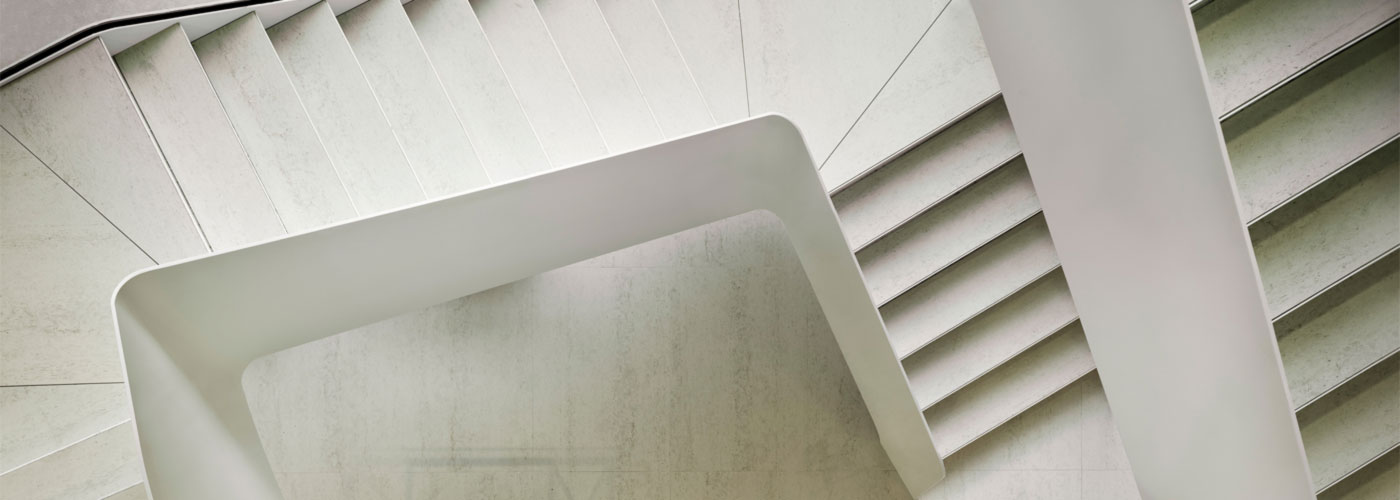 Treppenhaus in Vogelperspektive mit Belagsstufen aus Keramik Dekton Danae in weiß-beiger Natursteinoptik