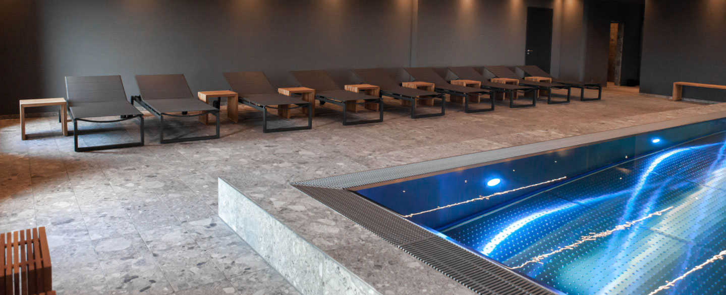 Retro graue Fliesen an der Poolanlage des Wellness und Spa Hotels Stadt Breisach