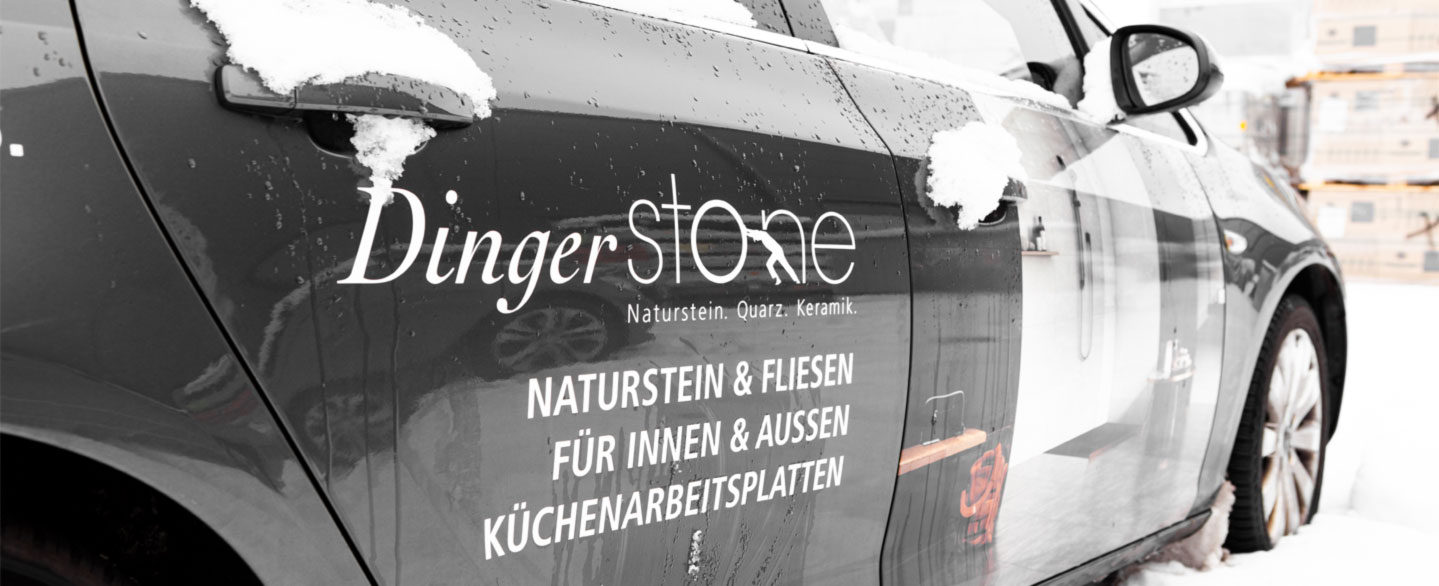 verschneites Firmenfahrzeug von Dinger Stone