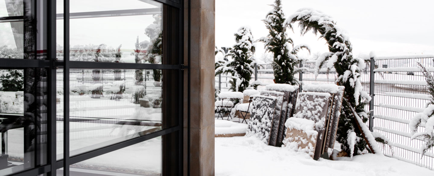 verschneite Ausstellung der Terrassenplattenmuster bei Dinger Stone