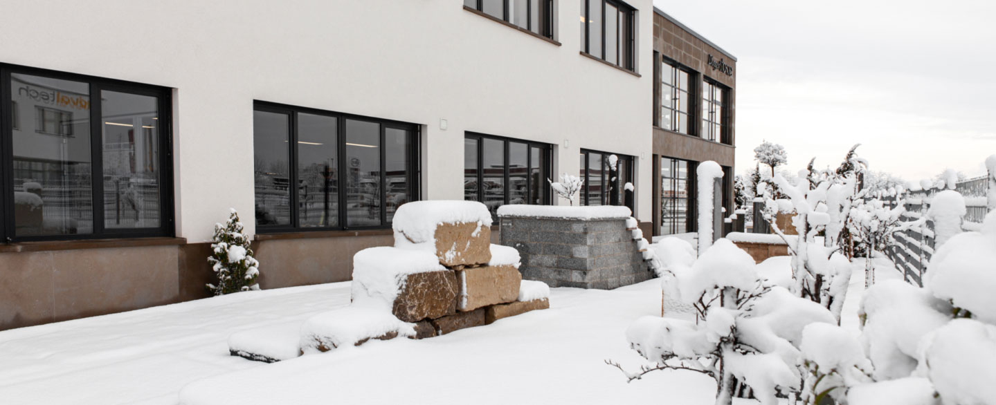 verschneite Außenausstellung bei Dinger Stone