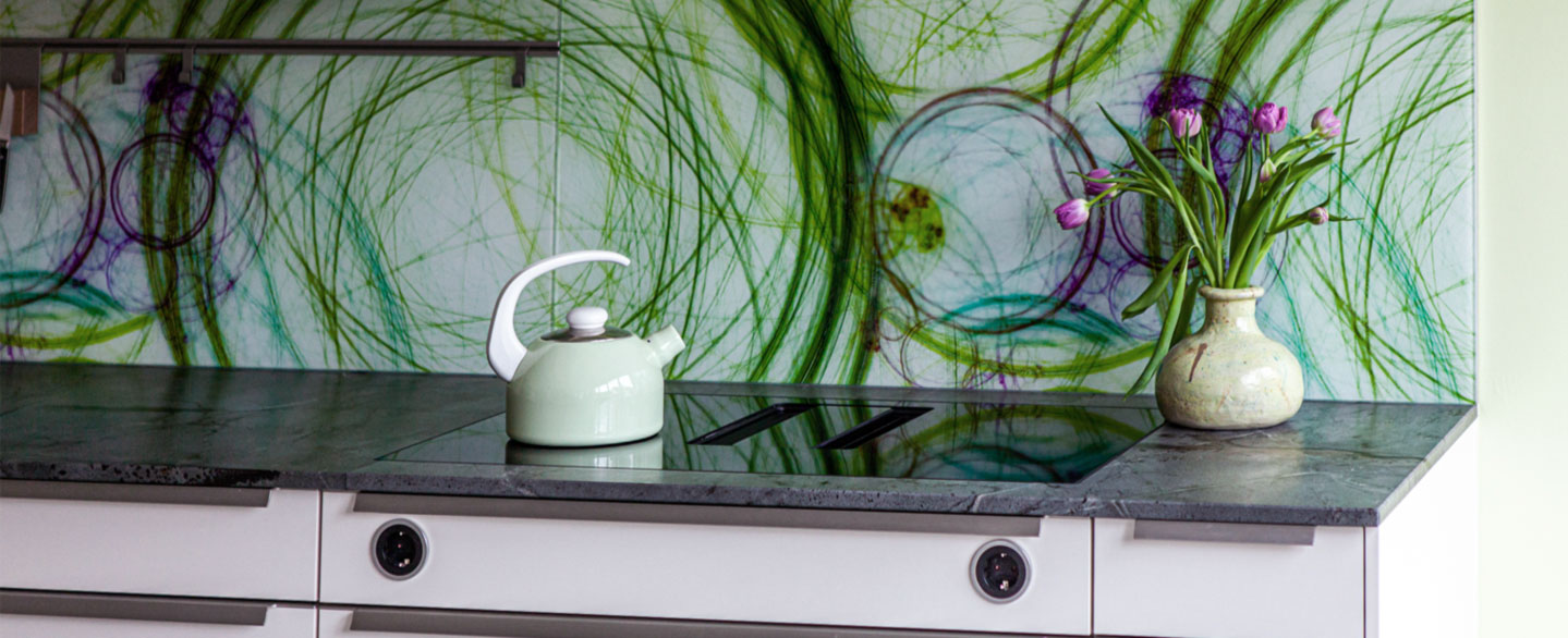 Küchenrückwand aus Glas, Naturstein und Keramik