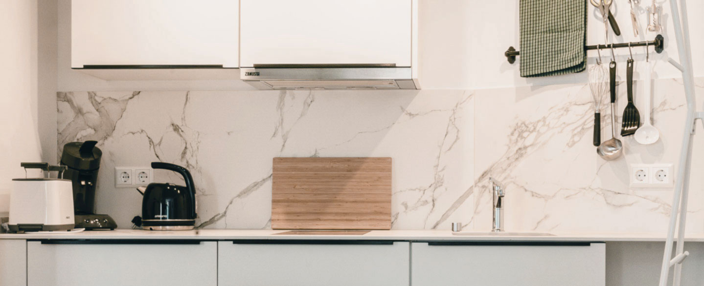 Küchenrückwand aus Glas, Naturstein und Keramik