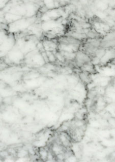 weiße Marmorplatte mit vielen grauen Adern
