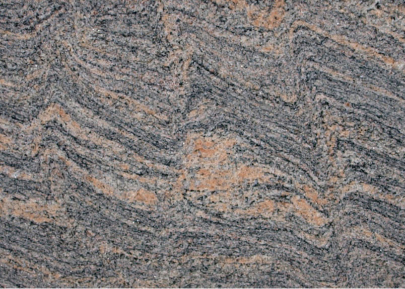 schwarz-grauer Granit mit rostroter Maserung