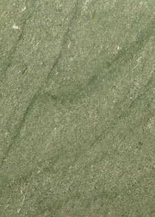 Grünliche Naturstein-Rohplatte mit dem Namen Verde Andeer