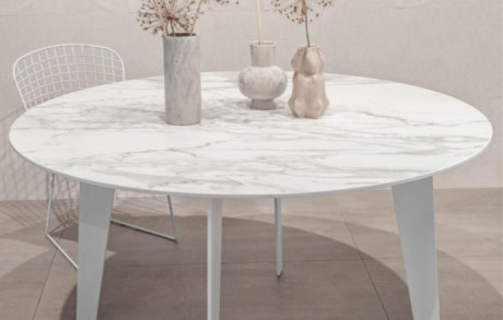 Runder Tisch in Keramik marmorierter Struktur und weißen Tischbeinen