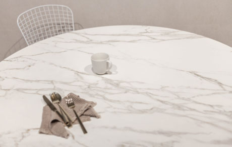 Runde Keramik Tischplatte mit Marmor Muster Calacatta White