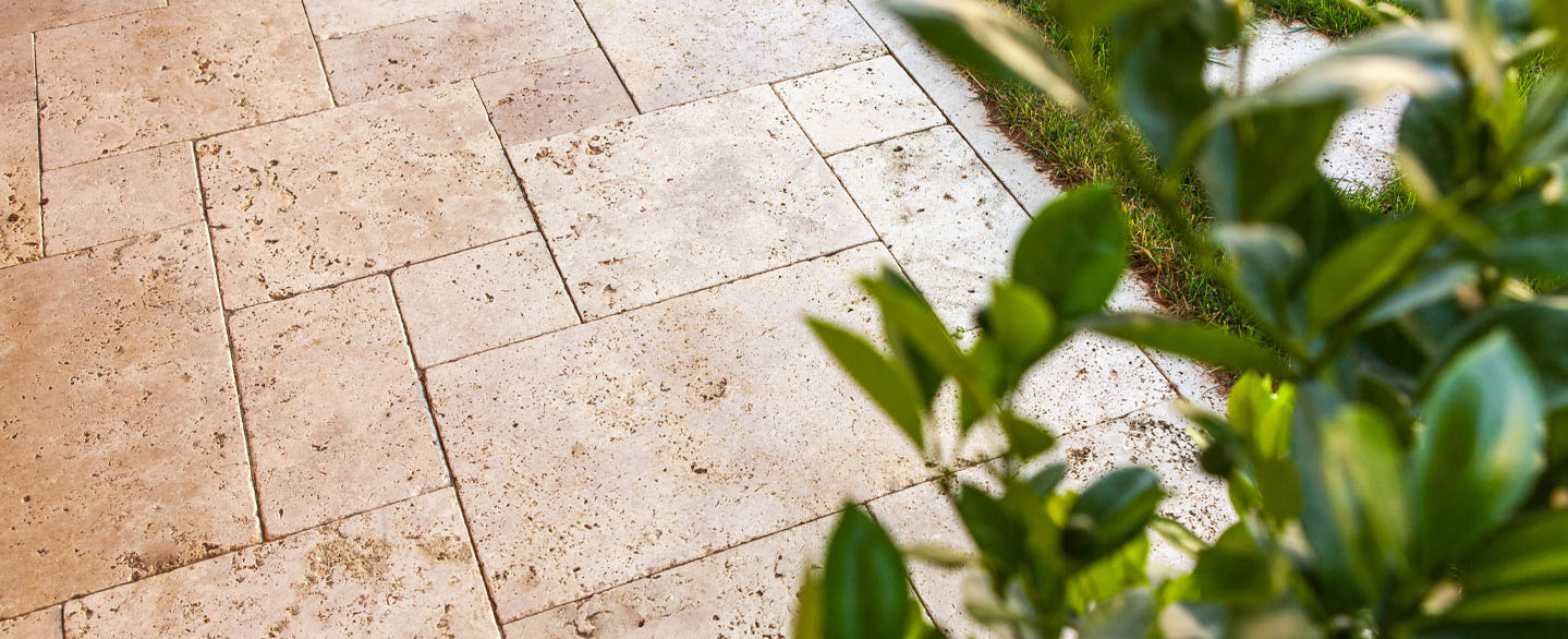 Terrassenplatten aus Travertin beige/medium