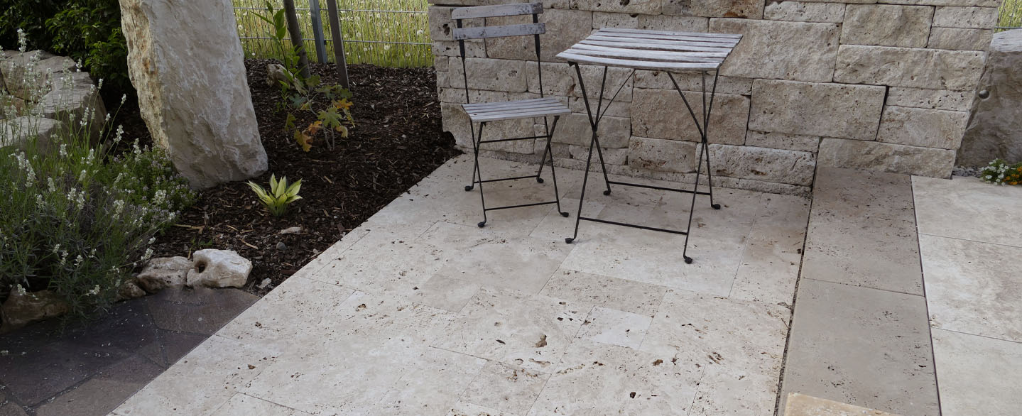 Terrassenplatten im Garten aus Travertin Rustic