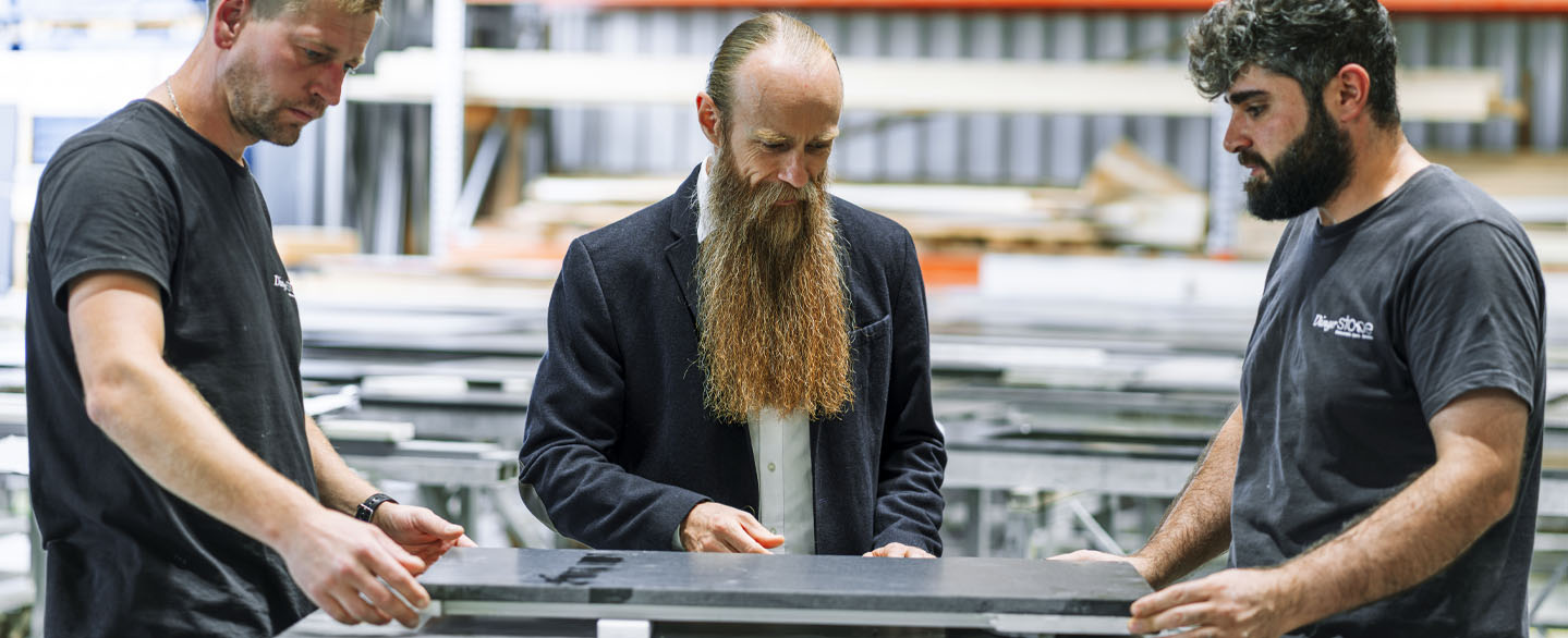 Raphael Dinger mit Produktionsmitarbeitern