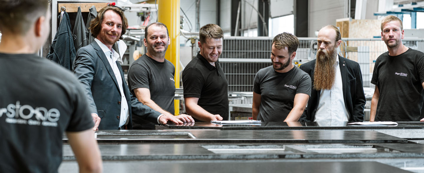 gruppenfoto der produktionmitarbeiter und der geschäftsführer