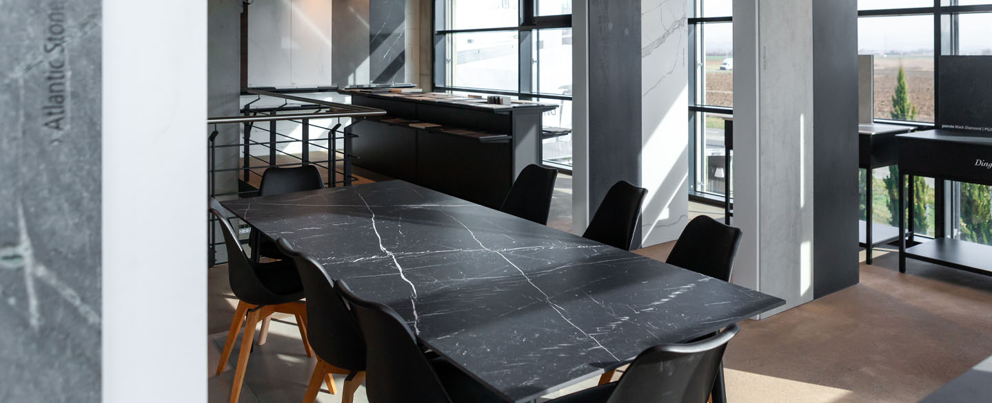 Musterwände im Showroom, Tisch mit Keramikplatte
