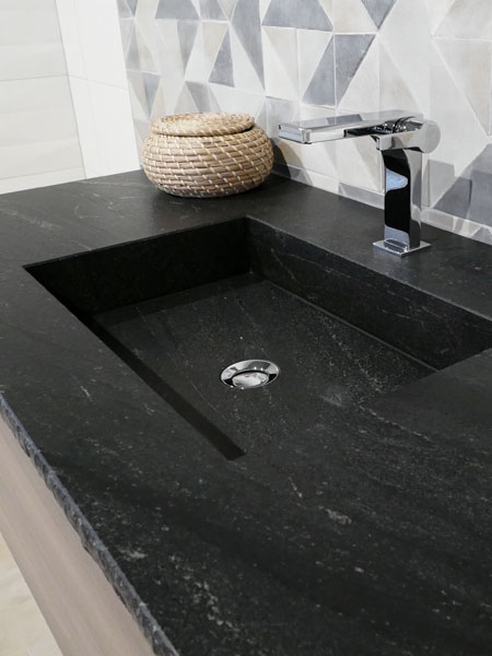 Waschtisch aus schwarzem Naturstein Makuma Black WaterStone