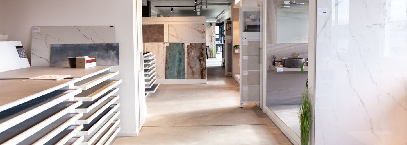 Fliesenausstellung bei Dinger Stone. Badezimmerinspiration, Bodenflieseninspiration
