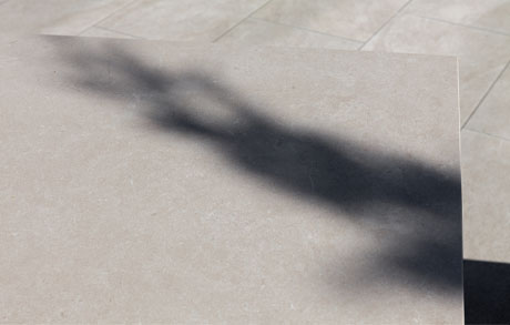 Licht und Schatten auf Keramikplatte Marmo Breccia