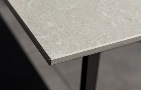 Detailfoto von gefaster Kante Marmo Breccia Keramik