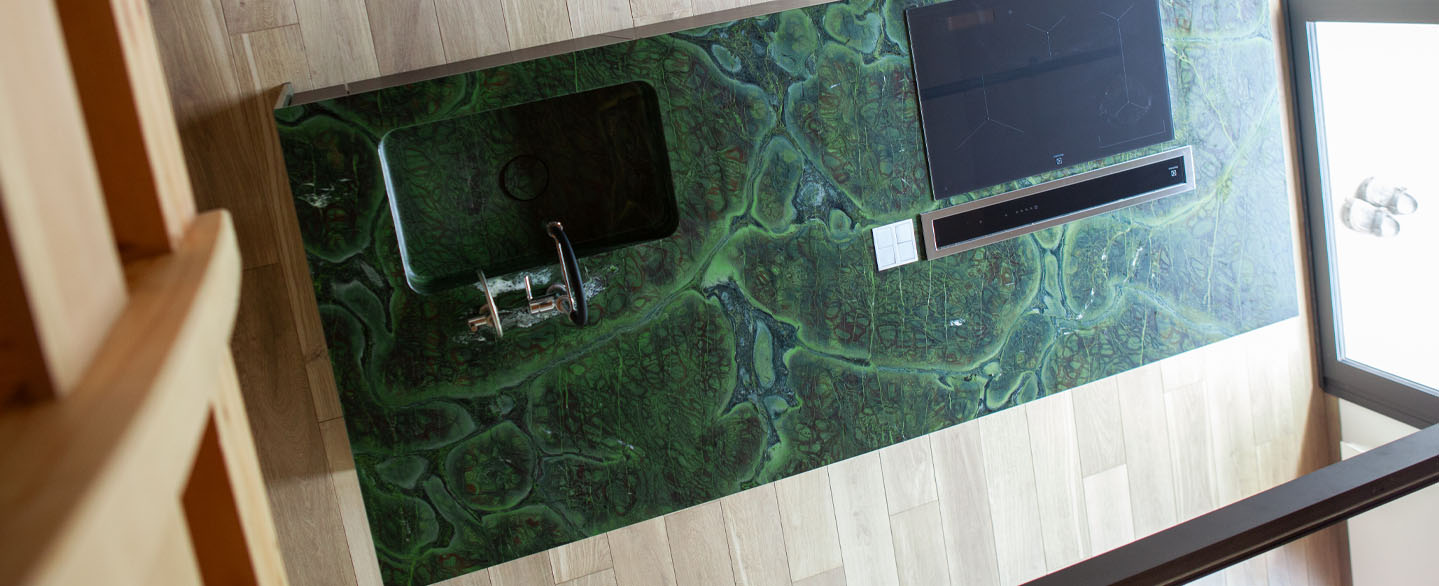 Naturstein Kücheninsel von oben aus grünem Samba Moss
