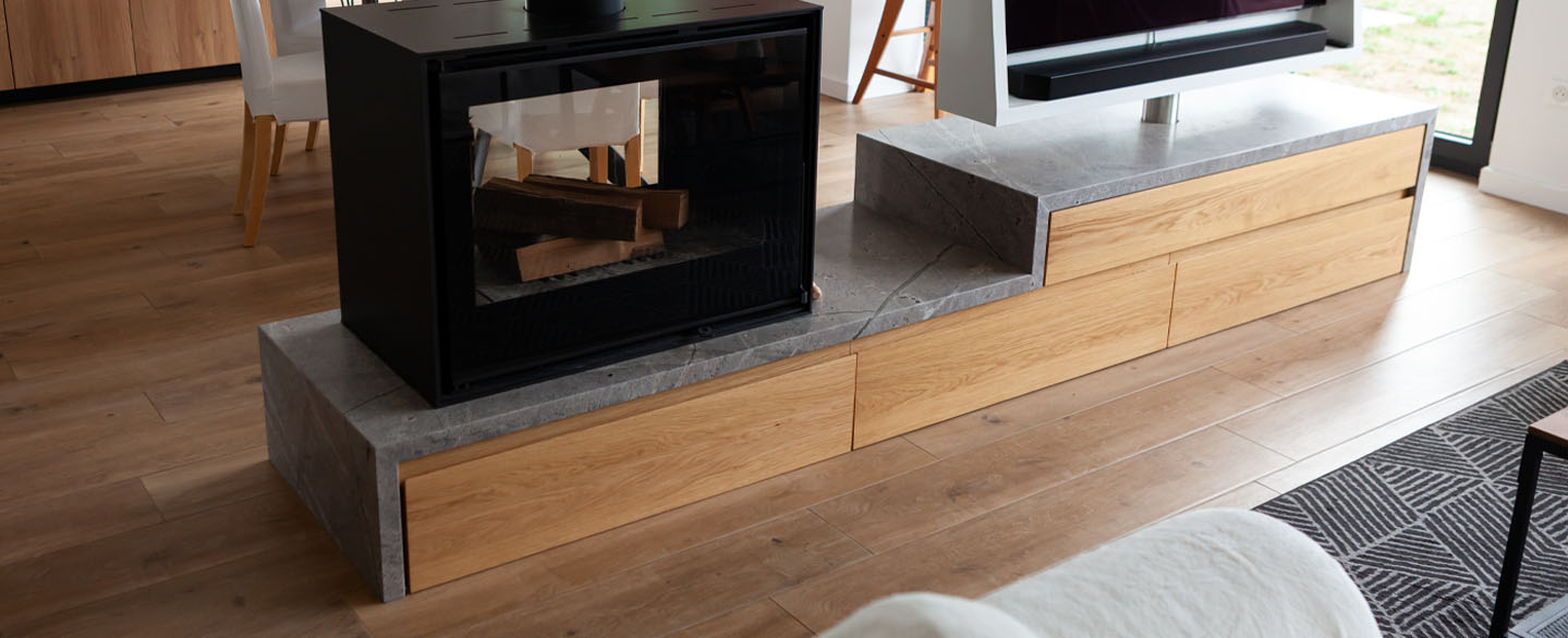 Sideboard im Wohnzimmer aus Holz und mit Naturstein Atlantic Stone verkleidet